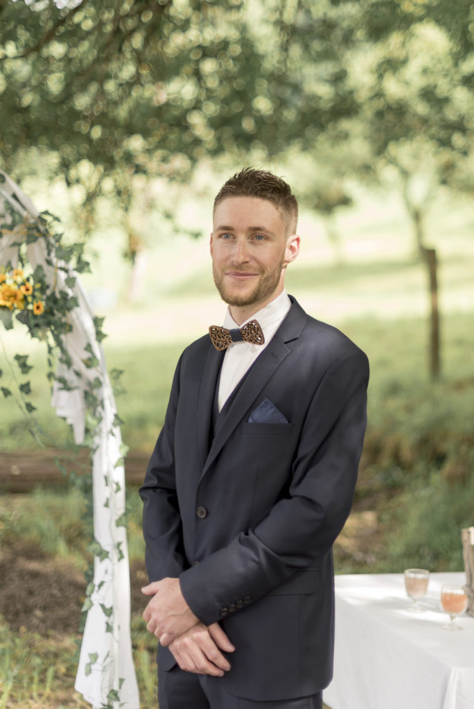 Photographe de mariage- le marié à la cérémonie laïque en Haute Savoie