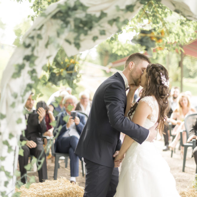 Photographe de mariage à Sallanches et Haute-Savoie - cérémonie laïque le oui .