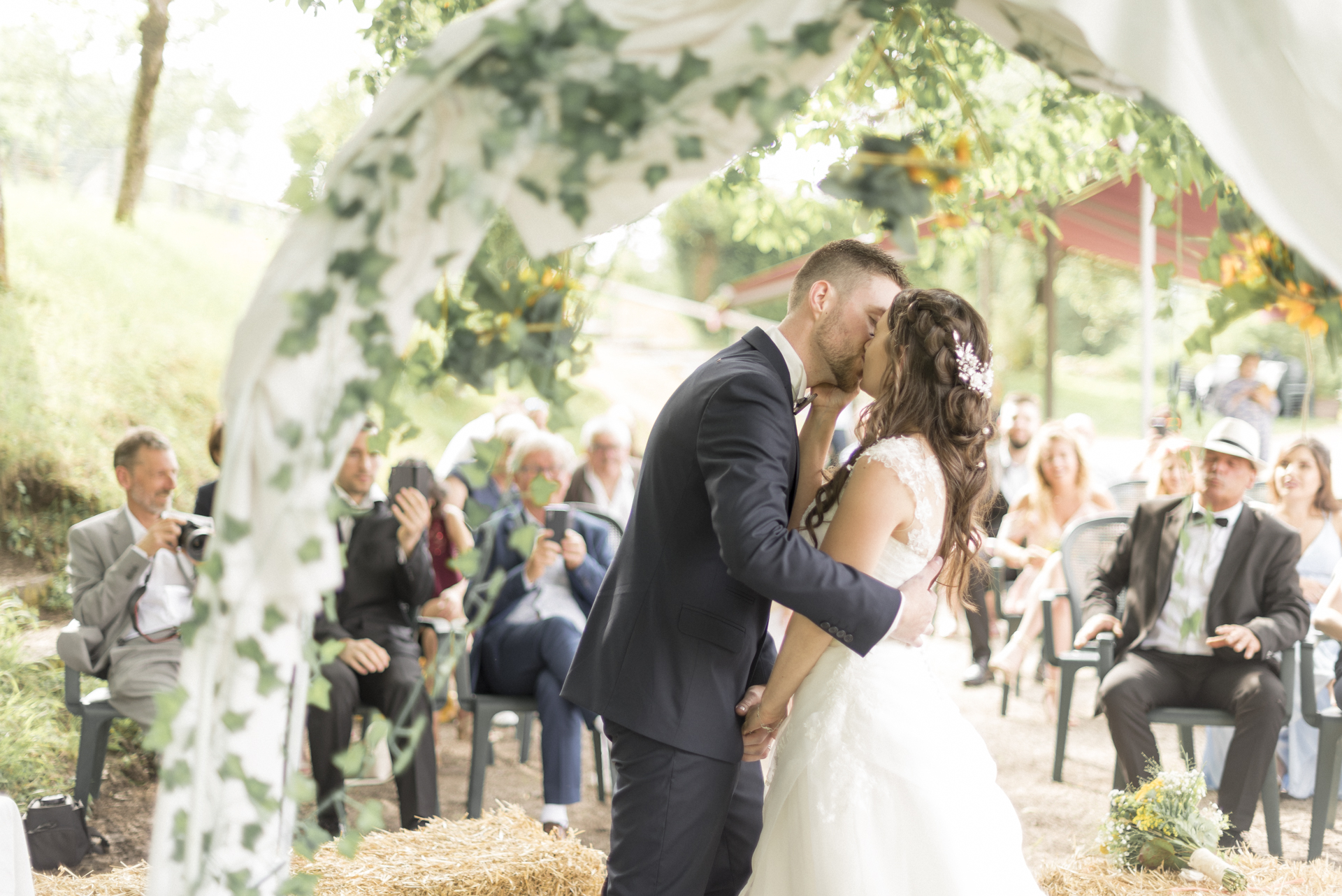 Photographe de mariage à Sallanches et Haute-Savoie - cérémonie laïque le oui .