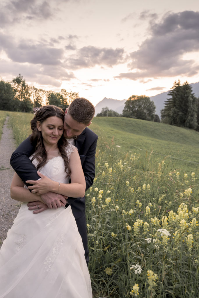 Photographe de mariage à Sallanches- séance couple au couché du soleil