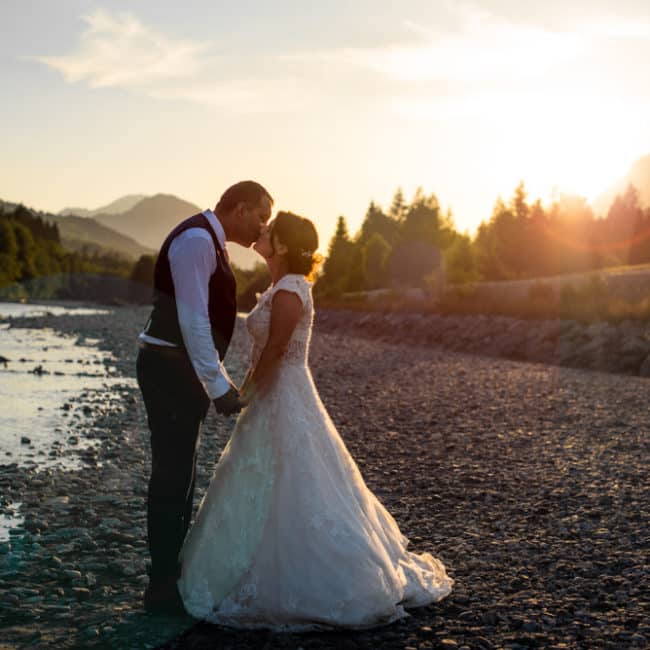 Photographe de mariage en Haute-Savoie et partout en France-photo couple au couché du soleil