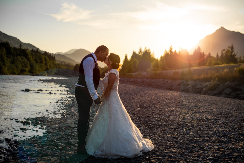 Photographe de mariage en Haute-Savoie et partout en France-photo couple au couché du soleil