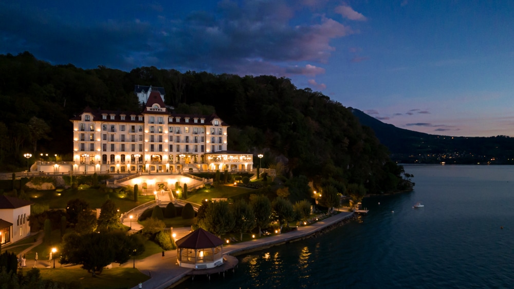 photographe de mariage à Annecy - vue norcture du Palace Menthon-Saint-Bernard @elisemorgand