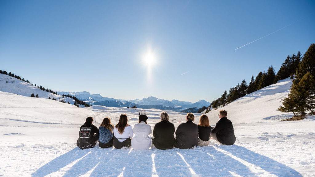 photo famille dos neige montagne