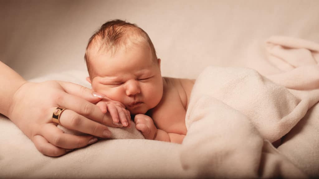 Photographe de nouveau-né en Haute-Savoie- les premiers jours de bébé