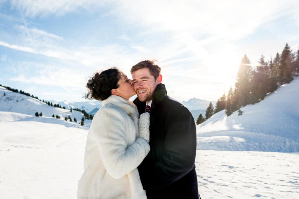 Photo mariage d’hiver à la montagne couple