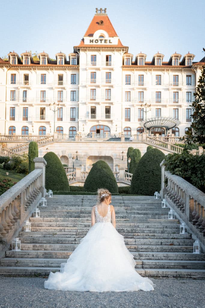 photographe-mariage-palace-menthon-saint-bernard-haute-savoie. Mariée devant un château lors d’un mariage élégant en Haute-Savoie