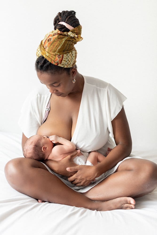 Séance photo nouveau-né allaitement