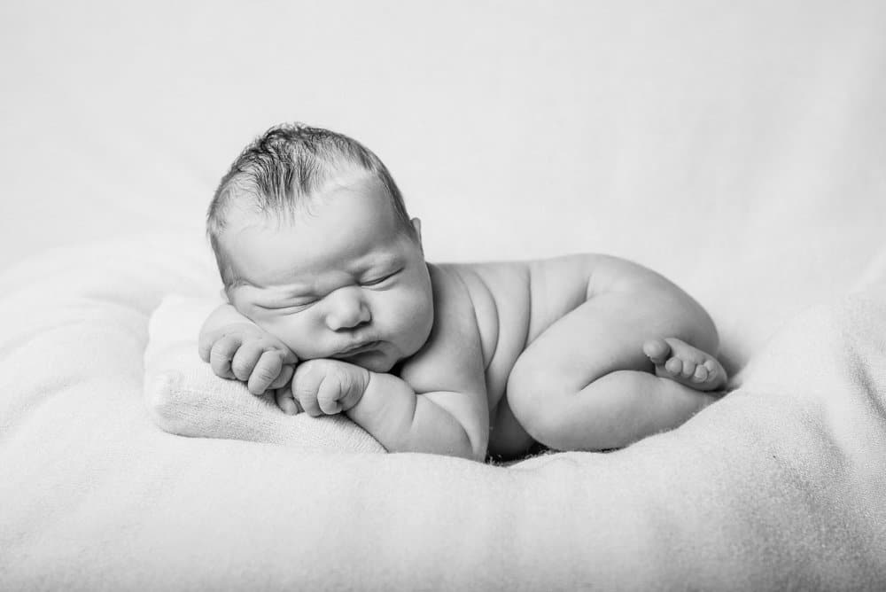 Séance photo nouveau-né tendance newborn posing Bum up