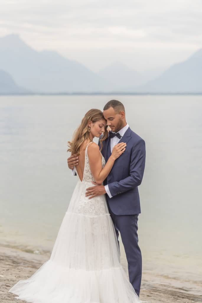 Photographe de mariage en Haute-Savoie entre lacs et montagnes- photos de couple