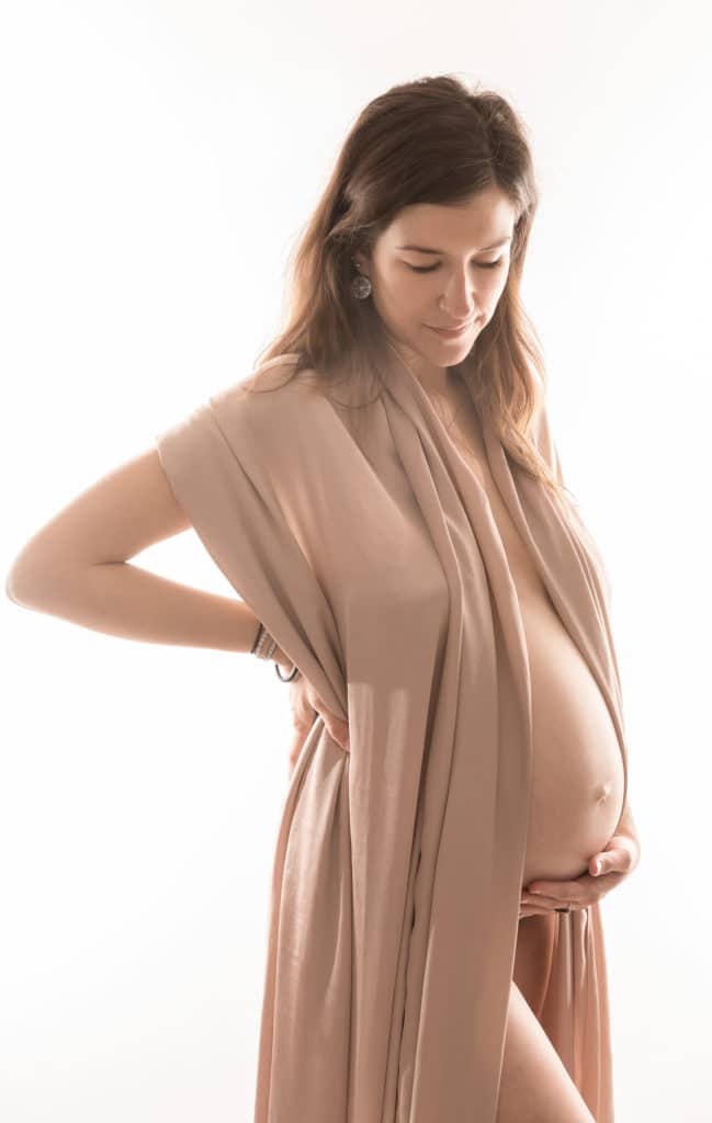 photographe de grossesse à Annemasse et Haute-Savoie -photo grossesse douce et lumineuse