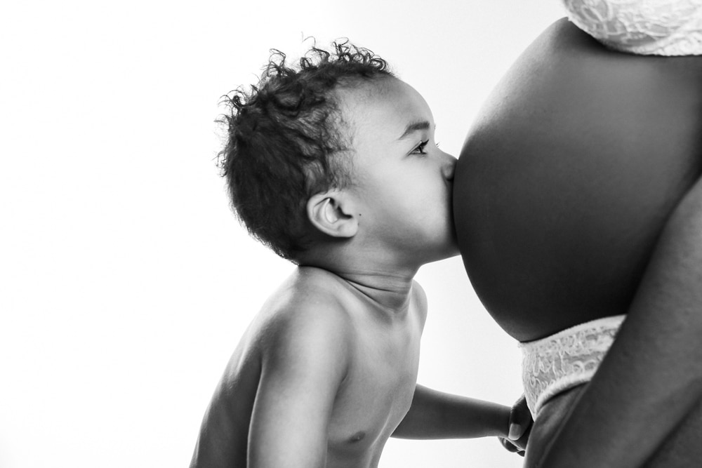 séance grossesse à La-Roche-sur-Foron- et Haute-Savoie - bisous sur le ventre de maman