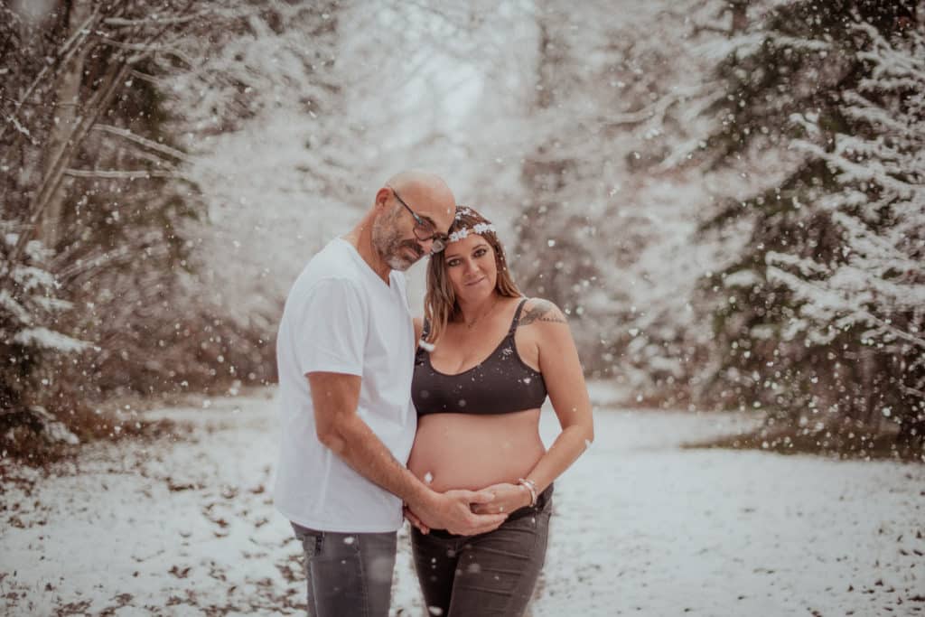 Photographe de grossesse en Haute-Savoie- séance grossesse sous la neige