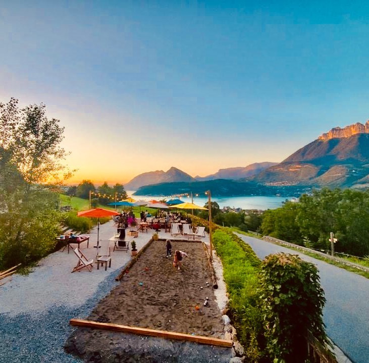 La Terre de Bellavarde Duingt restaurant vue lac Annecy