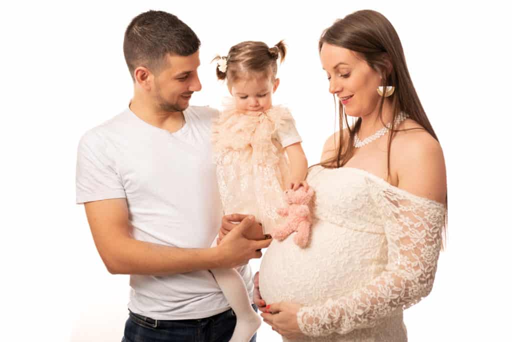 photographe de grossesse à Annemasse et Haute-Savoie - photo famille autour de bébé