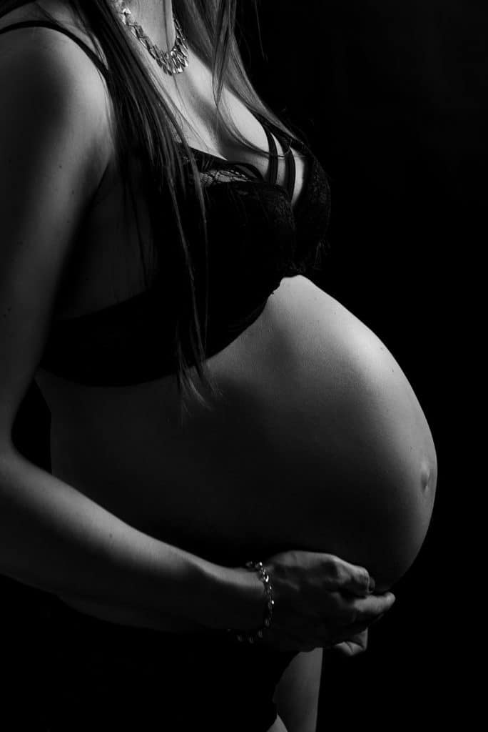 photographe de grossesse à Annemasse et Haute-Savoie -séance grossesse ombre et lumière