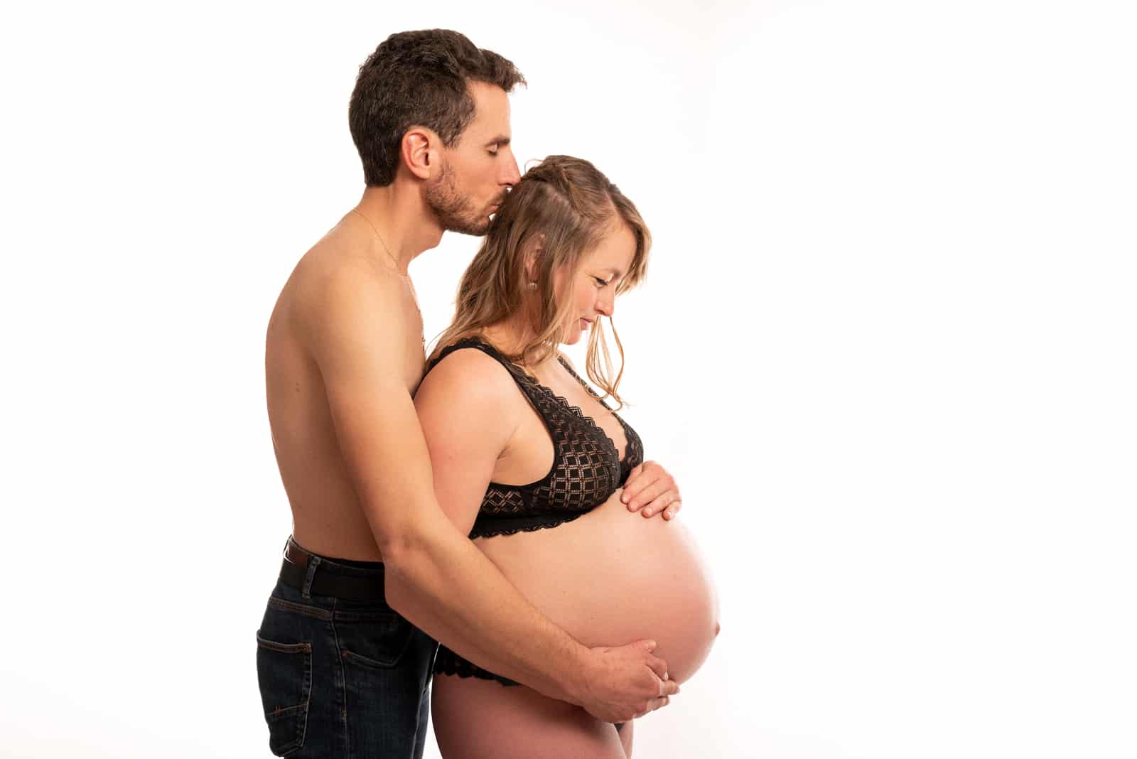 Photographe de grossesse à Sallanches et Haute-Savoie- instant couple avant arrivée de bébé