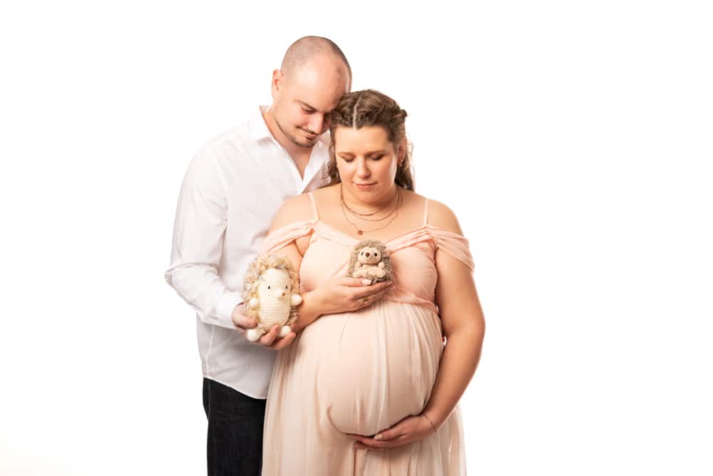 Photographe de grossesse en Haute-Savoie- un moment complice avant l'arrivée de bébé