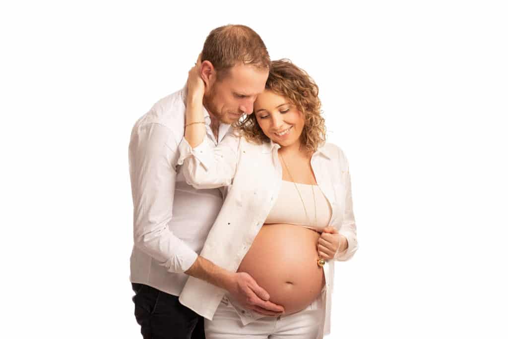 Séance photo grossesse couple fond blanc