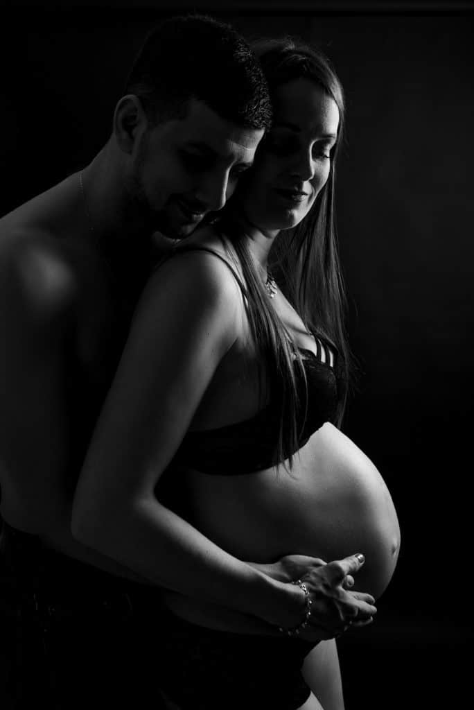 Photo de grossesse sous-vêtements couple noir et blanc