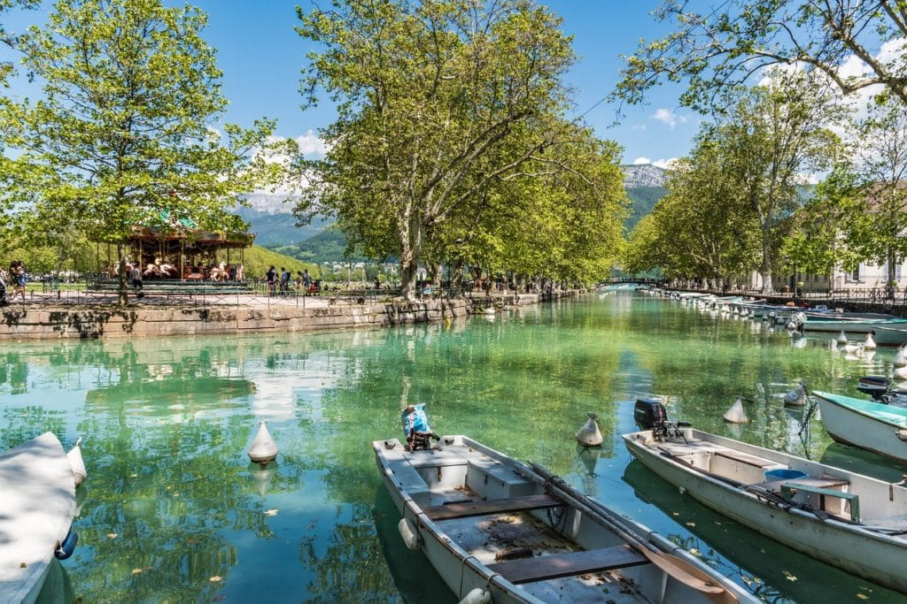 Annecy vue pont des amour Annecy canal et barques