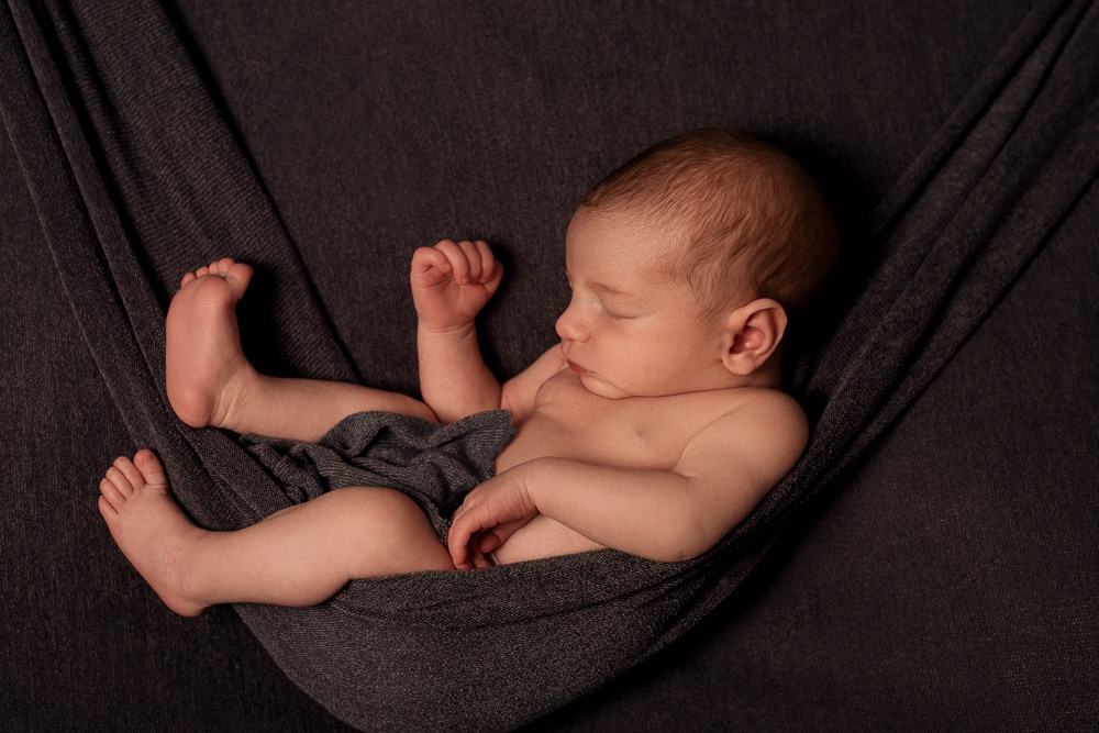 séance newborn en studio- poses trop mignonnes @elisemorgand