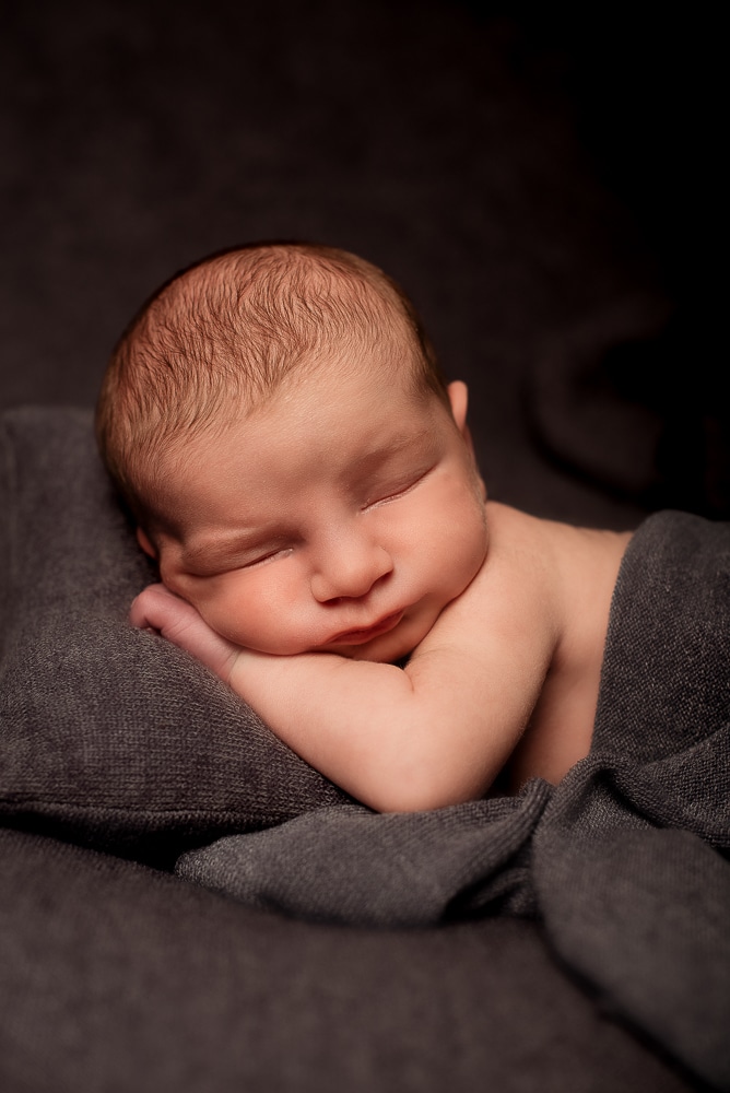 séance newborn en studio- poses trop mignonnes @elisemorgand