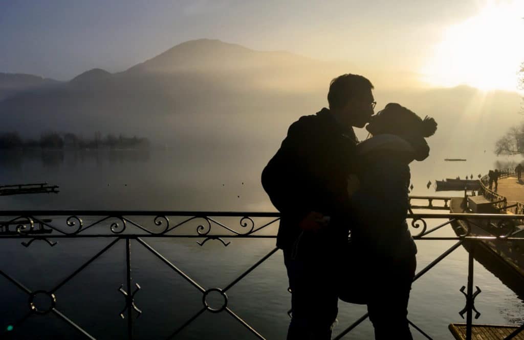 Couple lever de soleil montagne - séance photo engagement