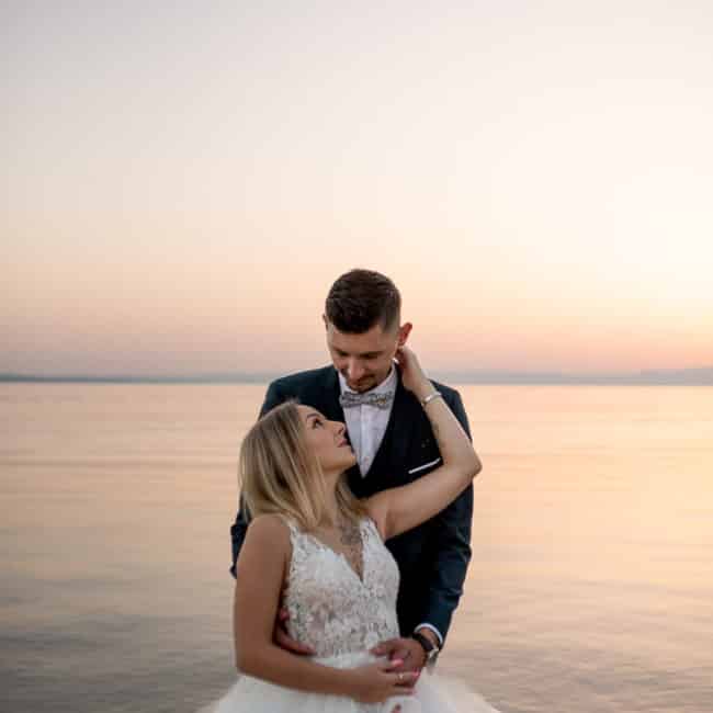 Séance photo couple au lever su soleil à Yvoire en Haute-Savoie @Elise Morgand