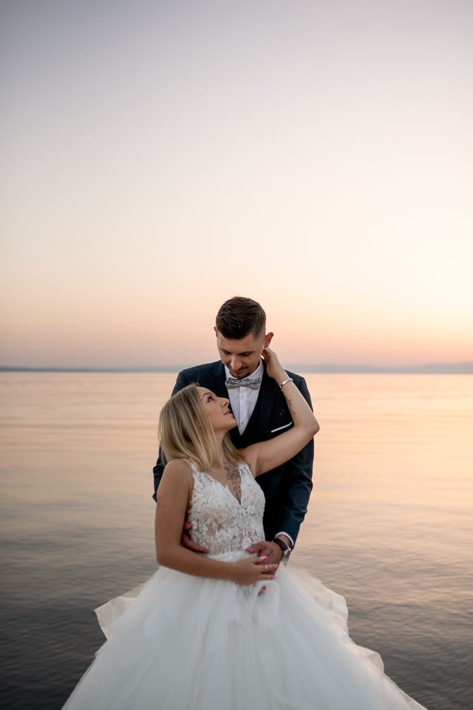 Séance photo couple au lever su soleil à Yvoire en Haute-Savoie @Elise Morgand