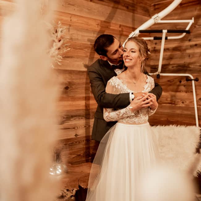 Photo de couple des mariés lors d'un mariage savoyard @Elise morgand