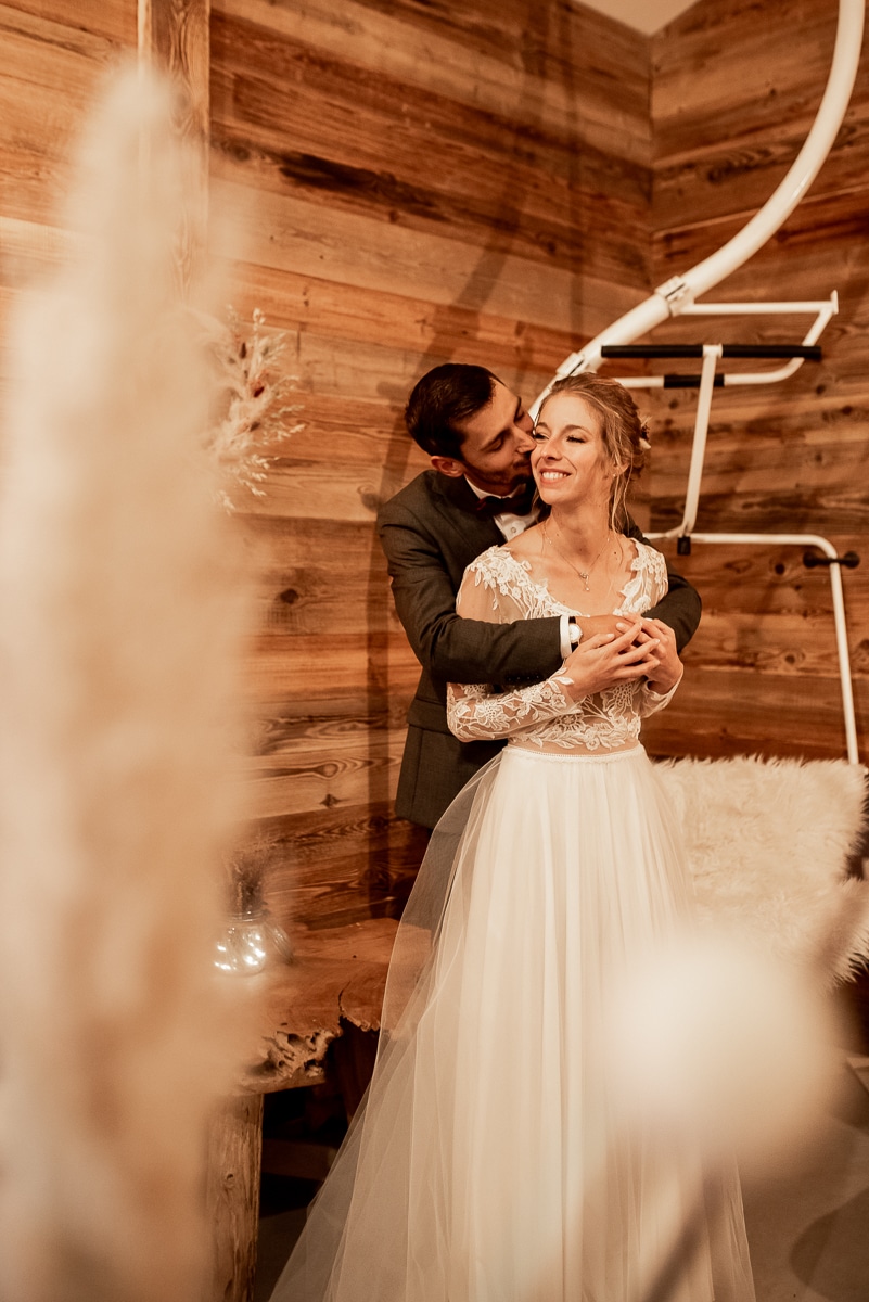 Photo de couple des mariés lors d'un mariage savoyard @Elise morgand