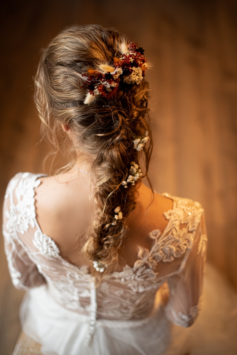 Photo Détail de la coiffure de la mariée @Elise Morgand