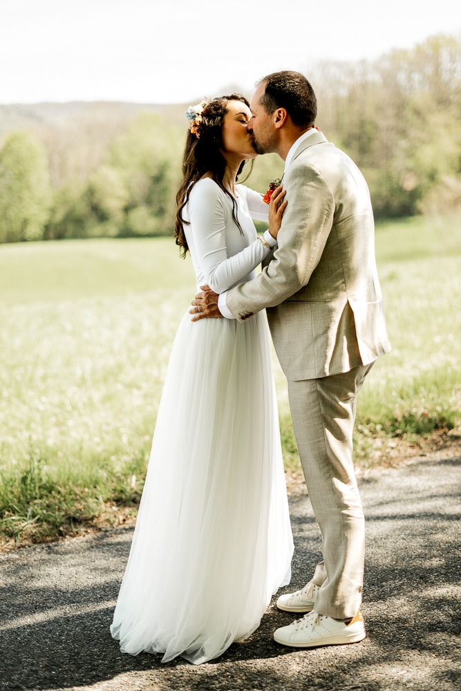 Photos de couple mariage dans un cadre verdoyant à Jujurieux @Elise Morgand