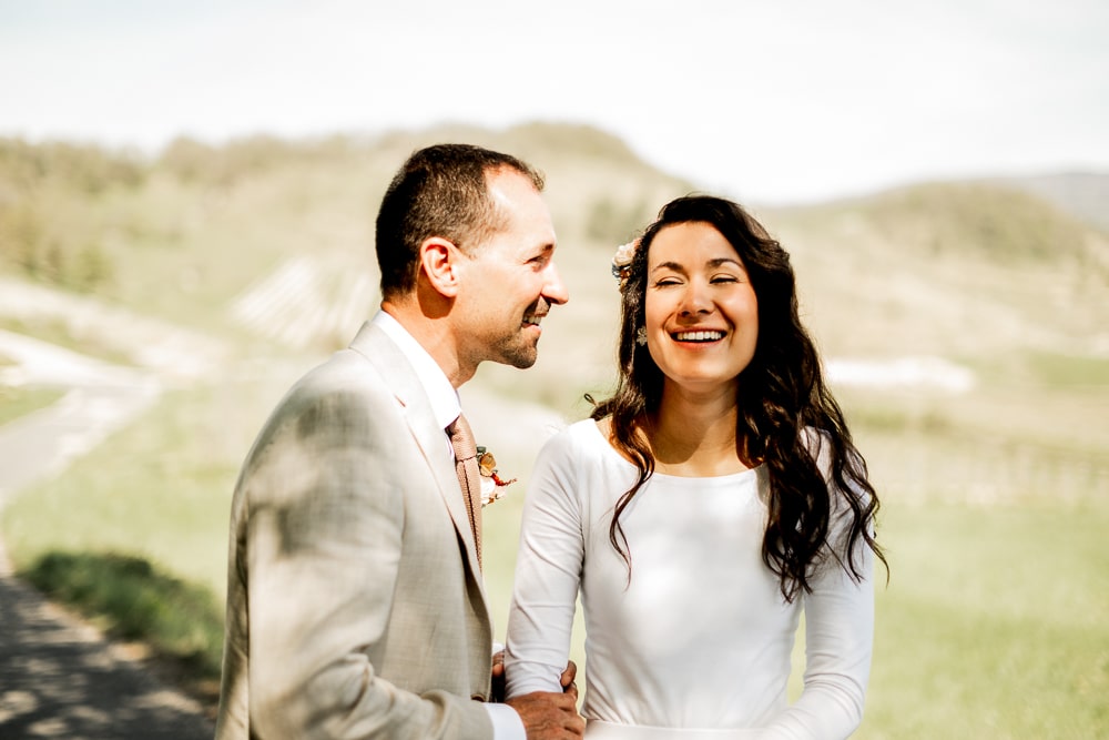 Photos de couple mariage dans un cadre verdoyant à Jujurieux @Elise Morgand