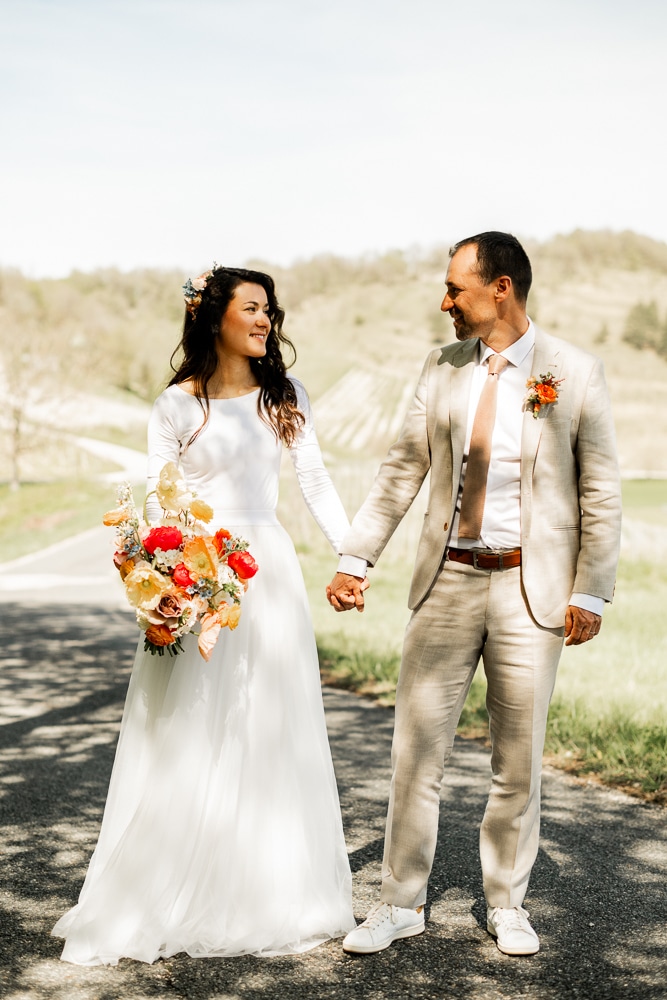 Photos de couple mariage dans un cadre verdoyant à Jujurieux @Elise Morgand