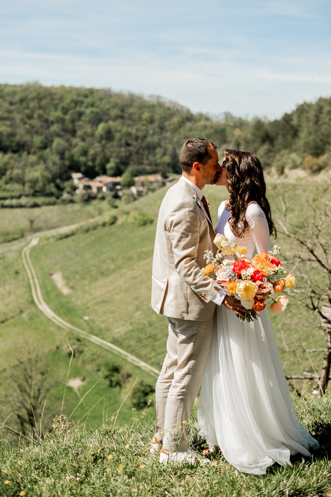 Photos de couple mariage dans un cadre verdoyant à Jujurieux @Elise Morgand