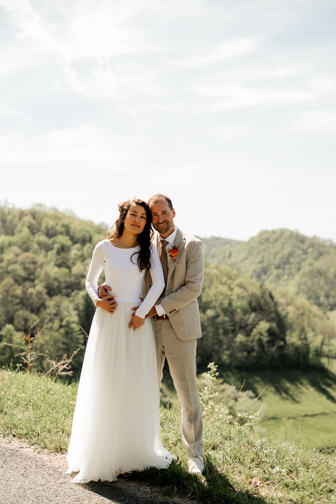 Photos de couple mariage dans un cadre verdoyant à Jujurieux @Elise Morgand