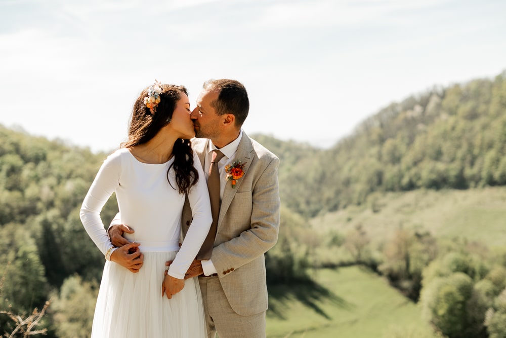 Photos de couple mariage dans un cadre verdoyant à Jujurieux @Elise Morgand