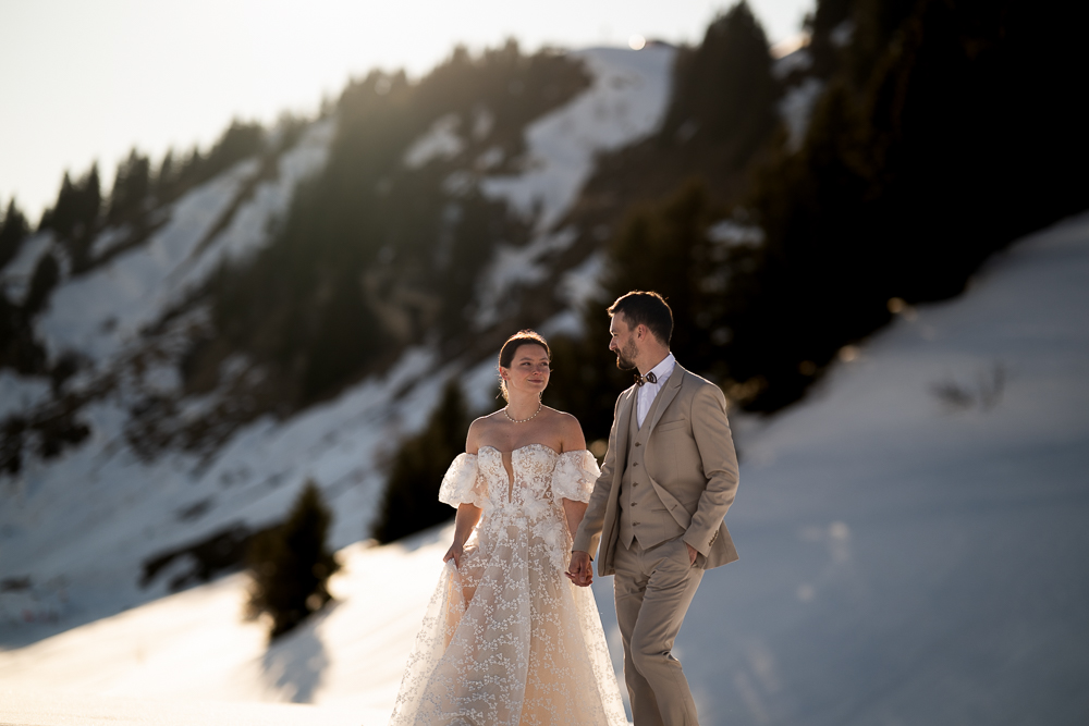 séance after day mariage couple marche montagne neige haute savoie lumière douce