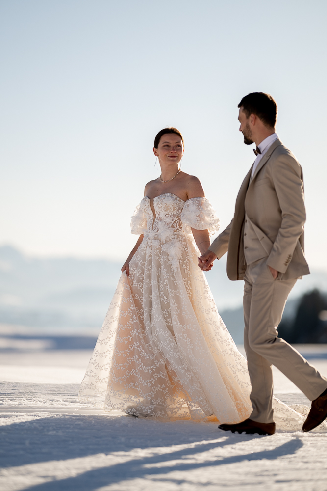 séance after day mariage couple marche neige montagne haute savoie hiver