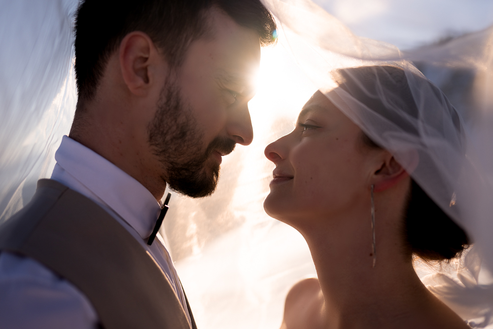 séance after day mariage couple gros plan lumière dorée voile haute savoie