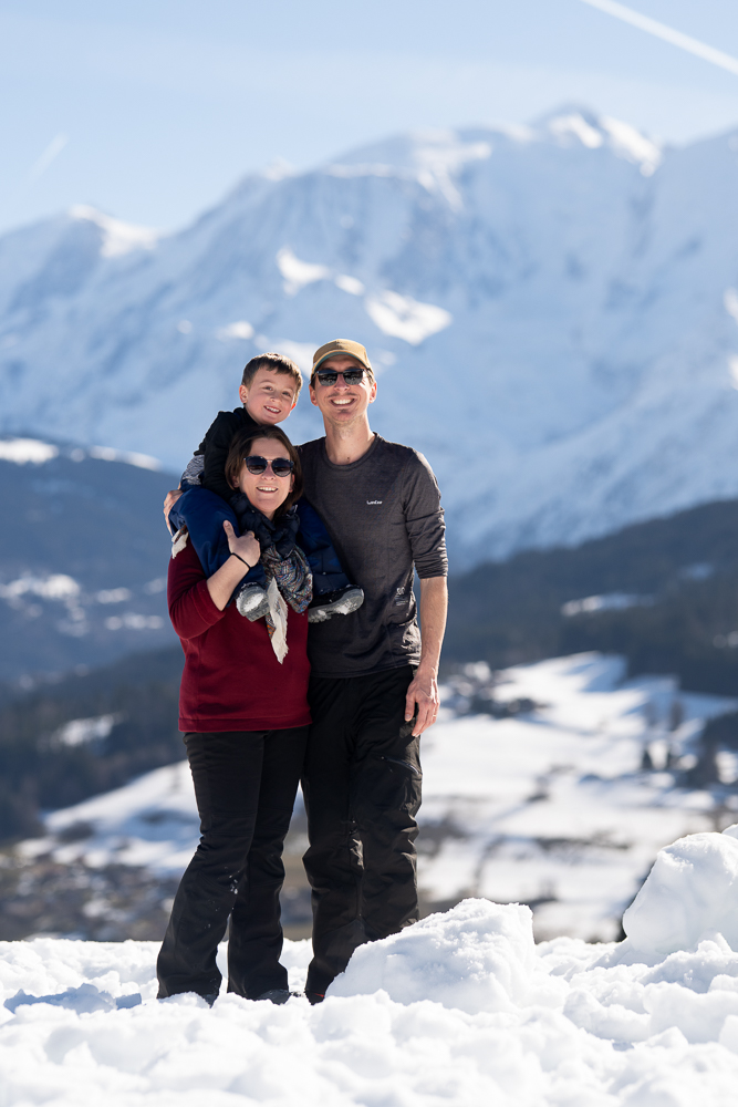Famille face au Mont-Blanc à Combloux – séance photo famille hiver Haute-Savoie