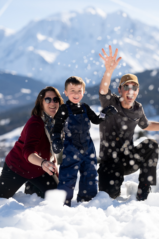 Séance photo famille dans la neige à Combloux face au Mont-Blanc – Haute-Savoie