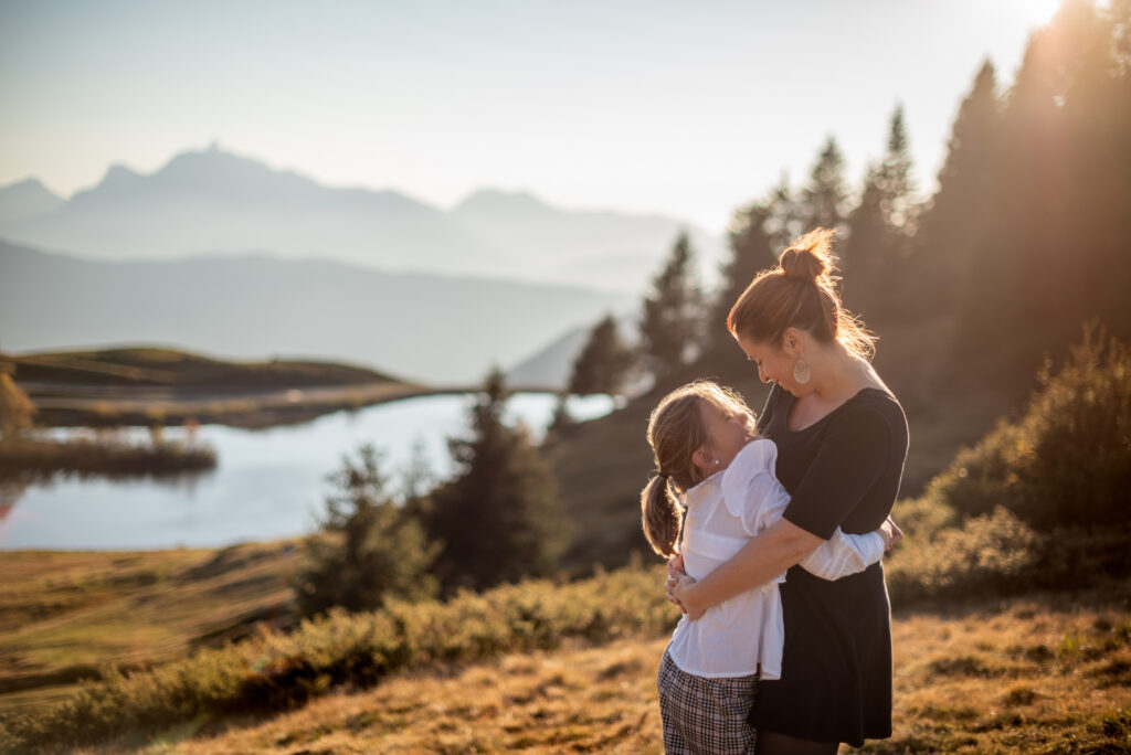 maman et enfant enlacés en montagne lors d’une séance photo famille à Samoëns en Haute-Savoie