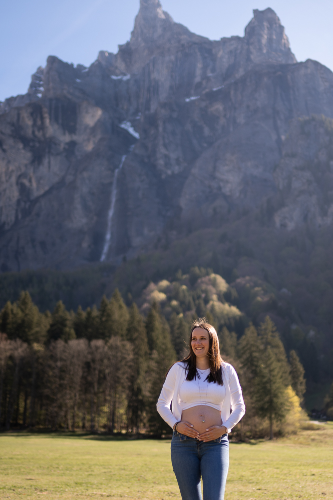 femme enceinte montagne cascade sixt fer a cheval haute savoie