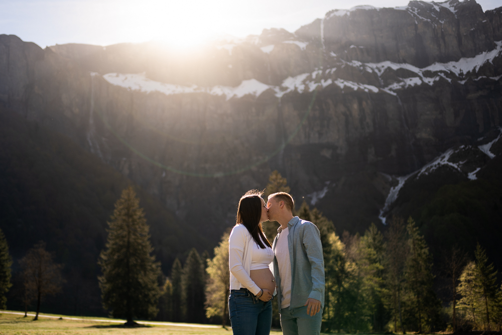 séance grossesse lever soleil montagne haute savoie couple silhouette
