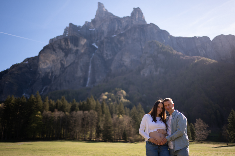 photo grossesse montagne sixt fer a cheval haute savoie couple paysage