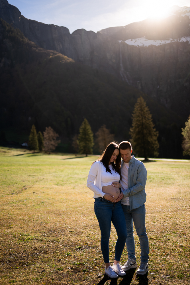 séance grossesse couple montagne haute savoie samoëns lumière naturelle