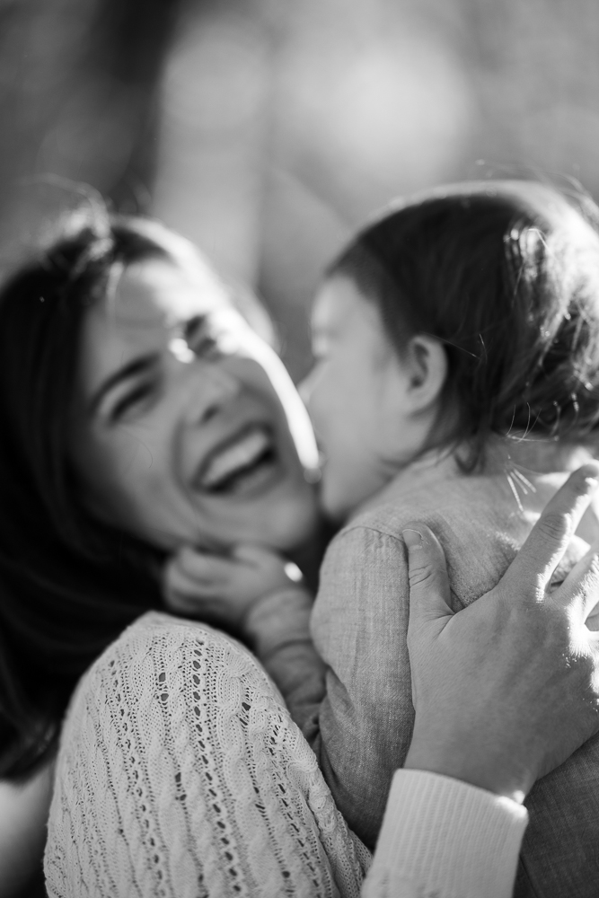 maman et enfant riant ensemble en noir et blanc séance photo famille pleine d’émotion à Samoëns